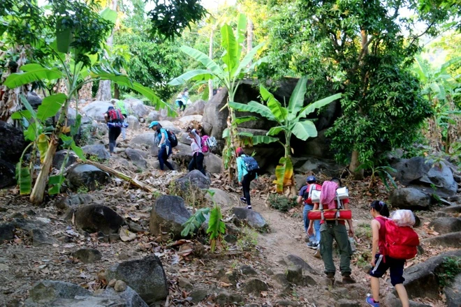 Đường Lên Đỉnh Núi Bà Đen Gallery 2