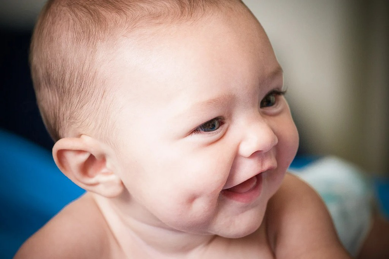 Làm sao để con có má lúm đồng tiền?