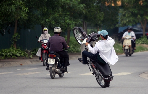 Lạng lách đánh võng bị phạt bao nhiêu?