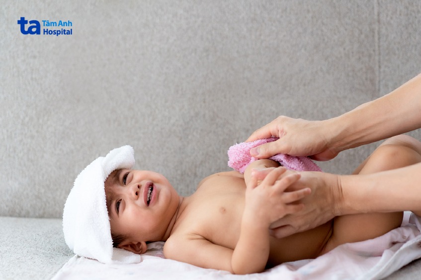 Lau nước ấm hạ sốt cho trẻ: Hướng dẫn chi tiết và an toàn