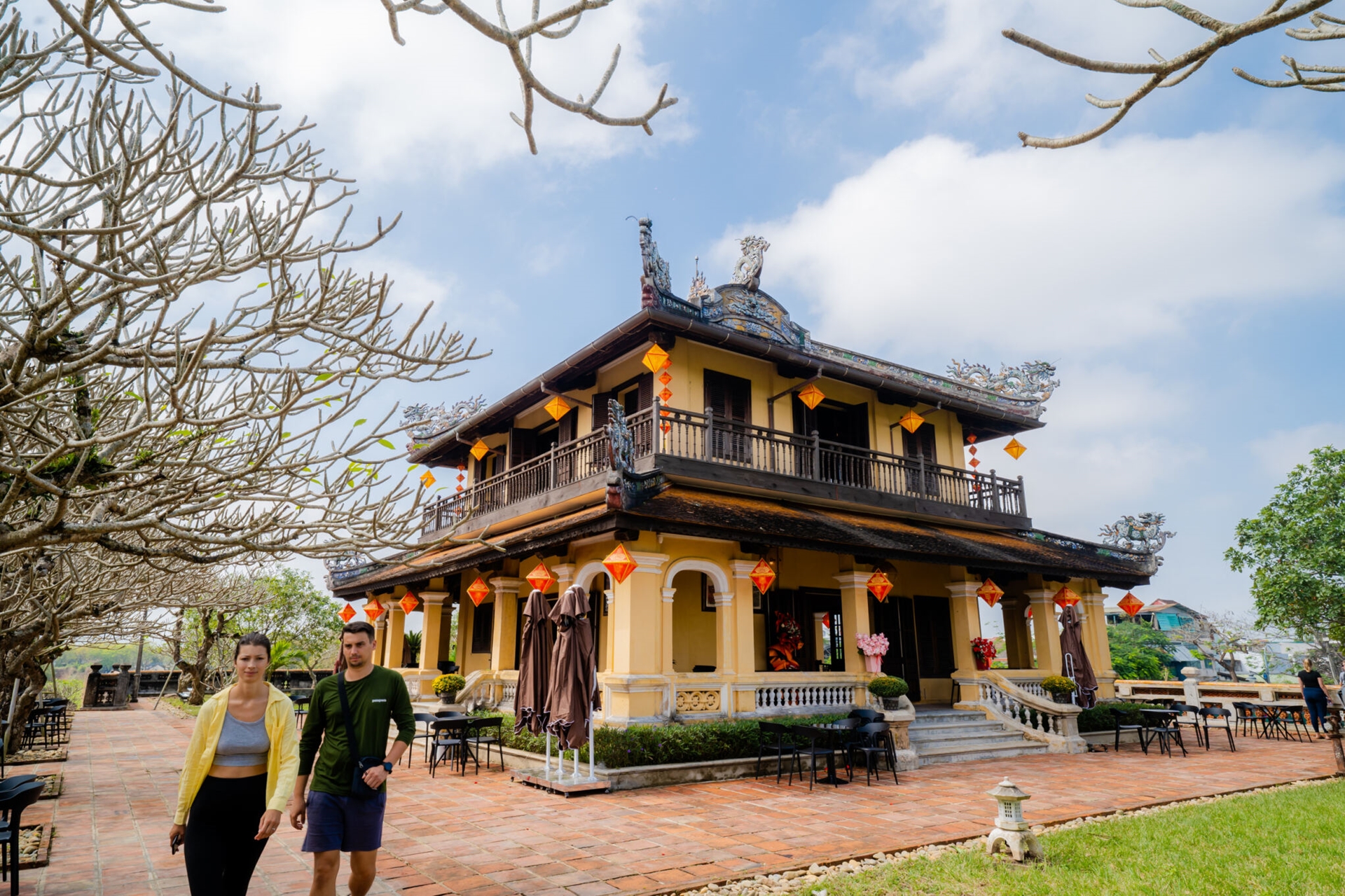 Lầu Tứ Phương Vô Sự