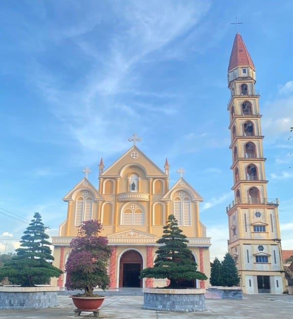 Nhà thờ Chánh tòa Cái Mơn - Kiệt tác kiến trúc tôn giáo tại Tiền Giang Gallery 1