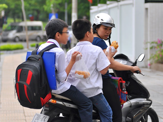Lỗi Chở Người Ngồi Sau Không Đội Mũ Bảo Hiểm