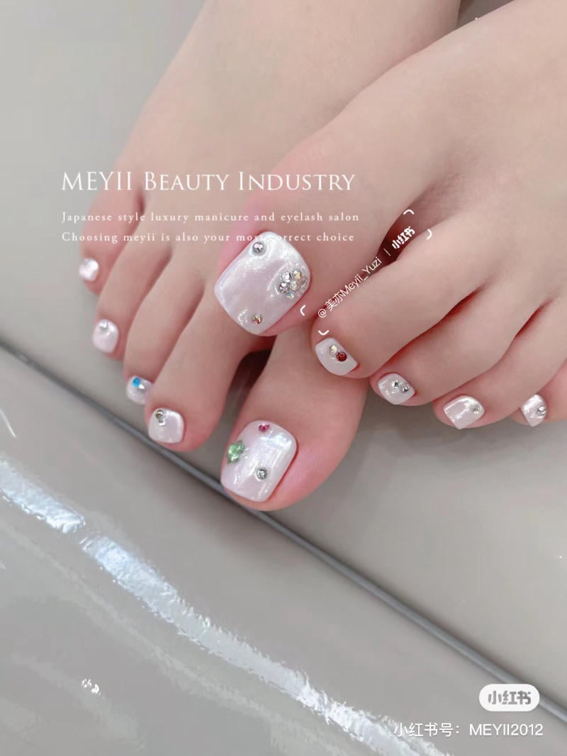 Móng Chân Đính Đá Khối: Sang Trọng Và Cá Tính Gallery 1