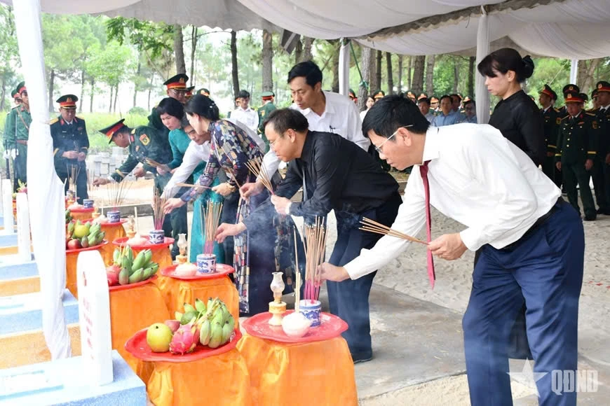 Ở Truồng Tắm Mưa Gallery 1