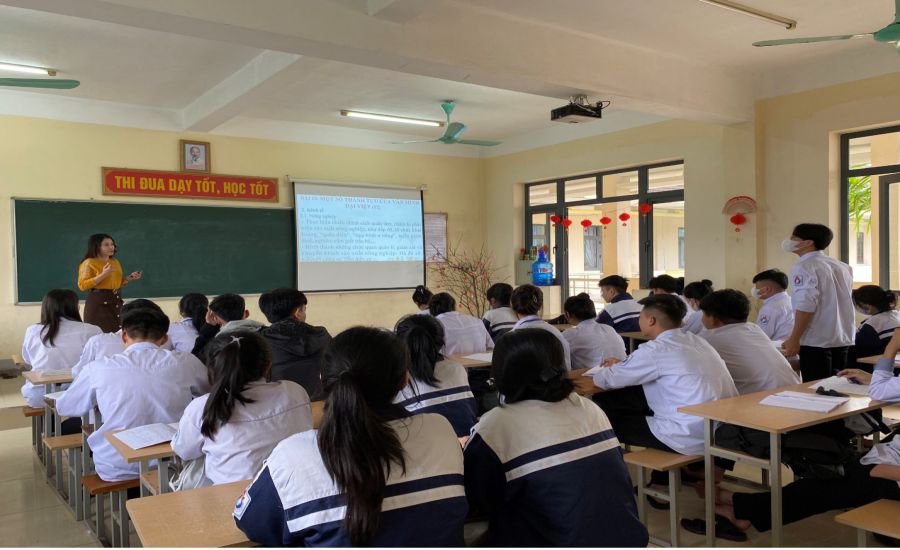 Lớp Học Cấp 3: Hướng Dẫn Học Tập Hiệu Quả Và Thông Tin Hữu Ích