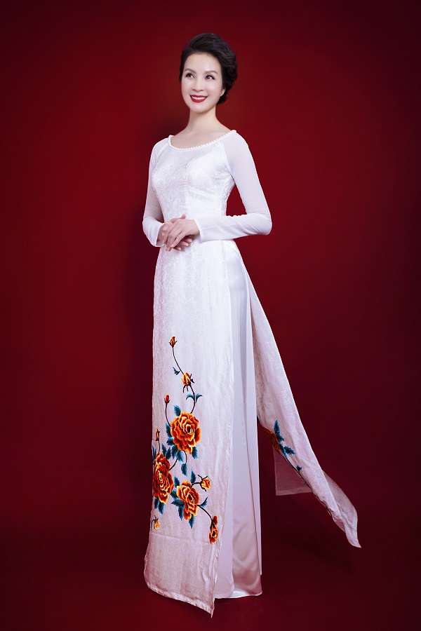 Mẫu Áo Dài Tuổi 40: Sang Trọng, Thanh Lịch và Gợi Cảm Gallery 1