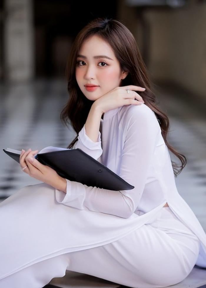 Trang Điểm Mặc Áo Dài: Tự Tin Tỏa Sáng Trong Tà Áo Dài Việt Nam Gallery 1