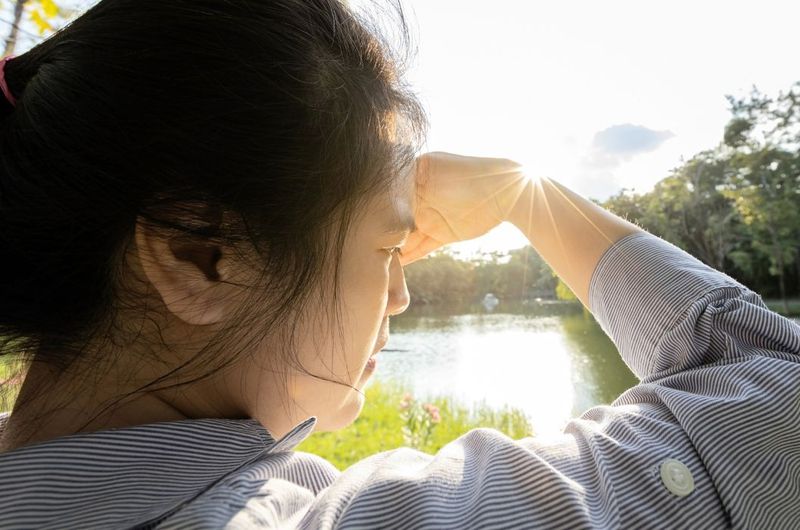 Mắt Bị Chói Khi Nhìn Ánh Sáng: Nguyên Nhân, Triệu Chứng Và Cách Khắc Phục