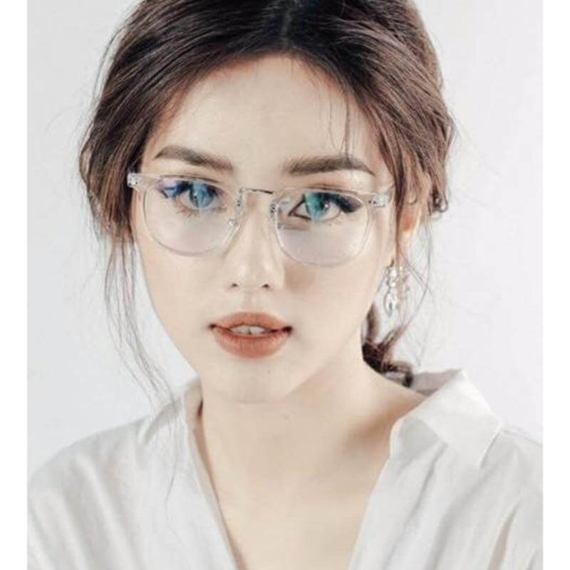 Mắt Kính Trong Suốt Nữ: Thời Trang Và Cá Tính