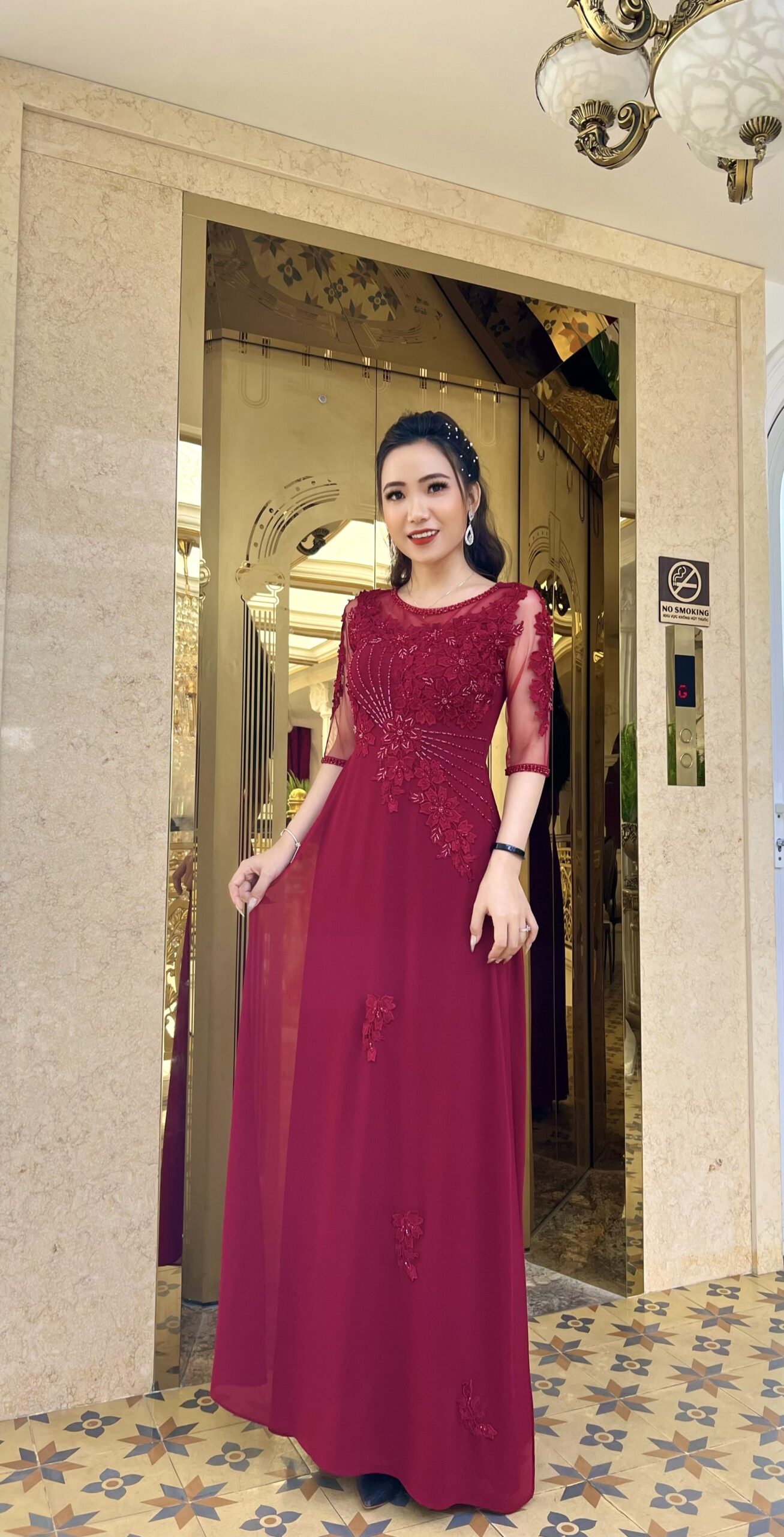 Mẫu Áo Dài Tuổi 40: Sang Trọng, Thanh Lịch và Gợi Cảm