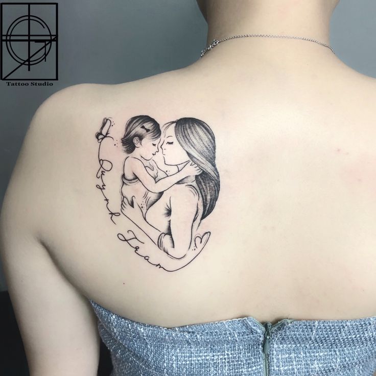 Hình Xăm Mẹ Bồng 2 Con Sau Lưng: Ý Nghĩa, Mẫu Hình Đẹp & Địa Chỉ Xăm Uy Tín Gallery 2