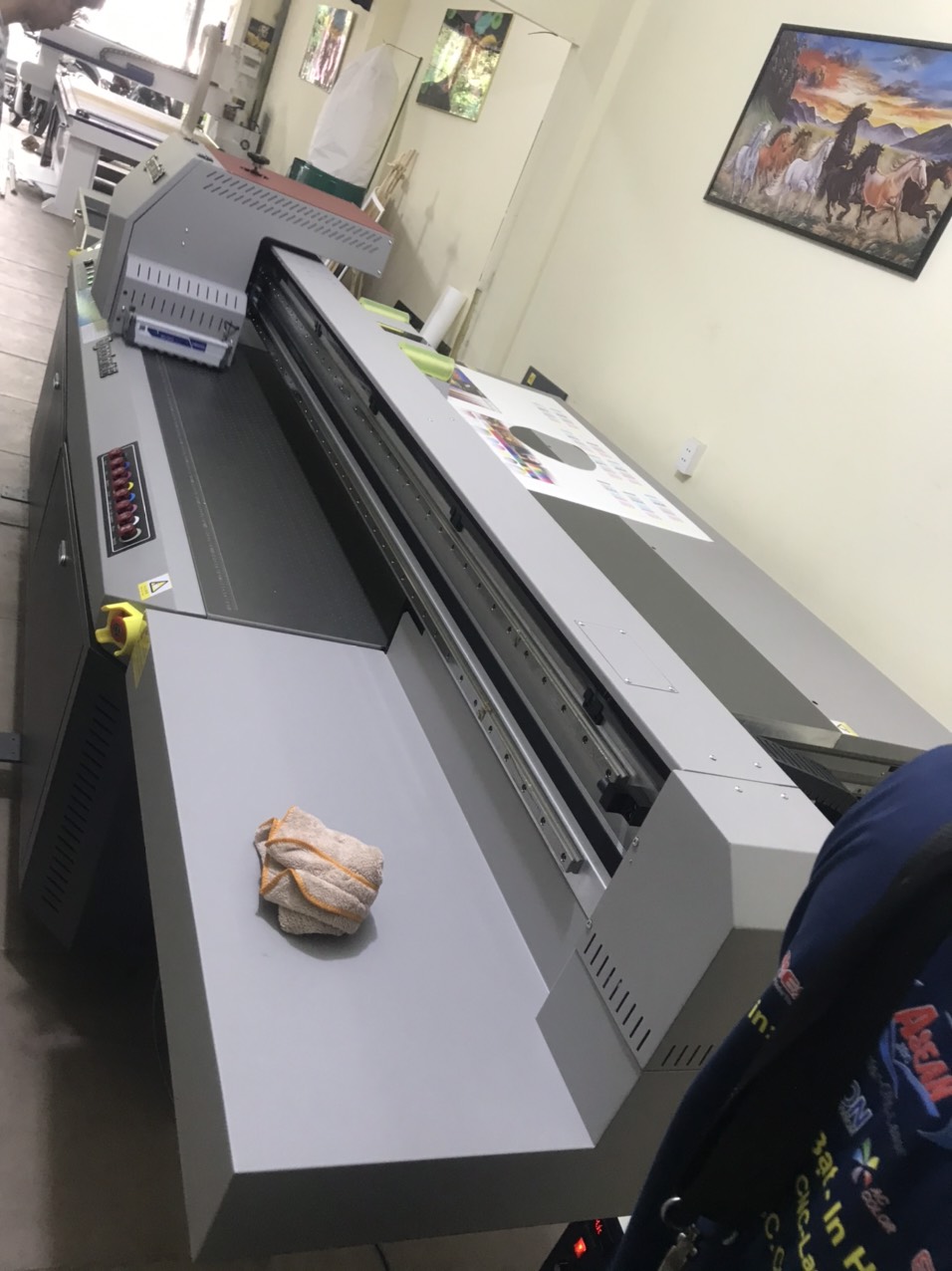 Máy in tranh tráng gương - Giải pháp in ấn hiện đại
