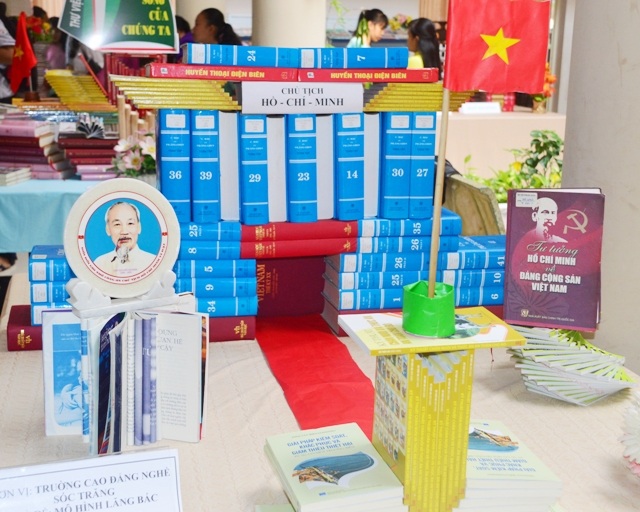 Xếp Sách Hình Lăng Trụ Bác Hồ Gallery 2