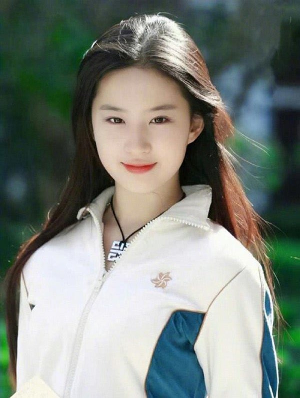Mỉm Chi là ai?
