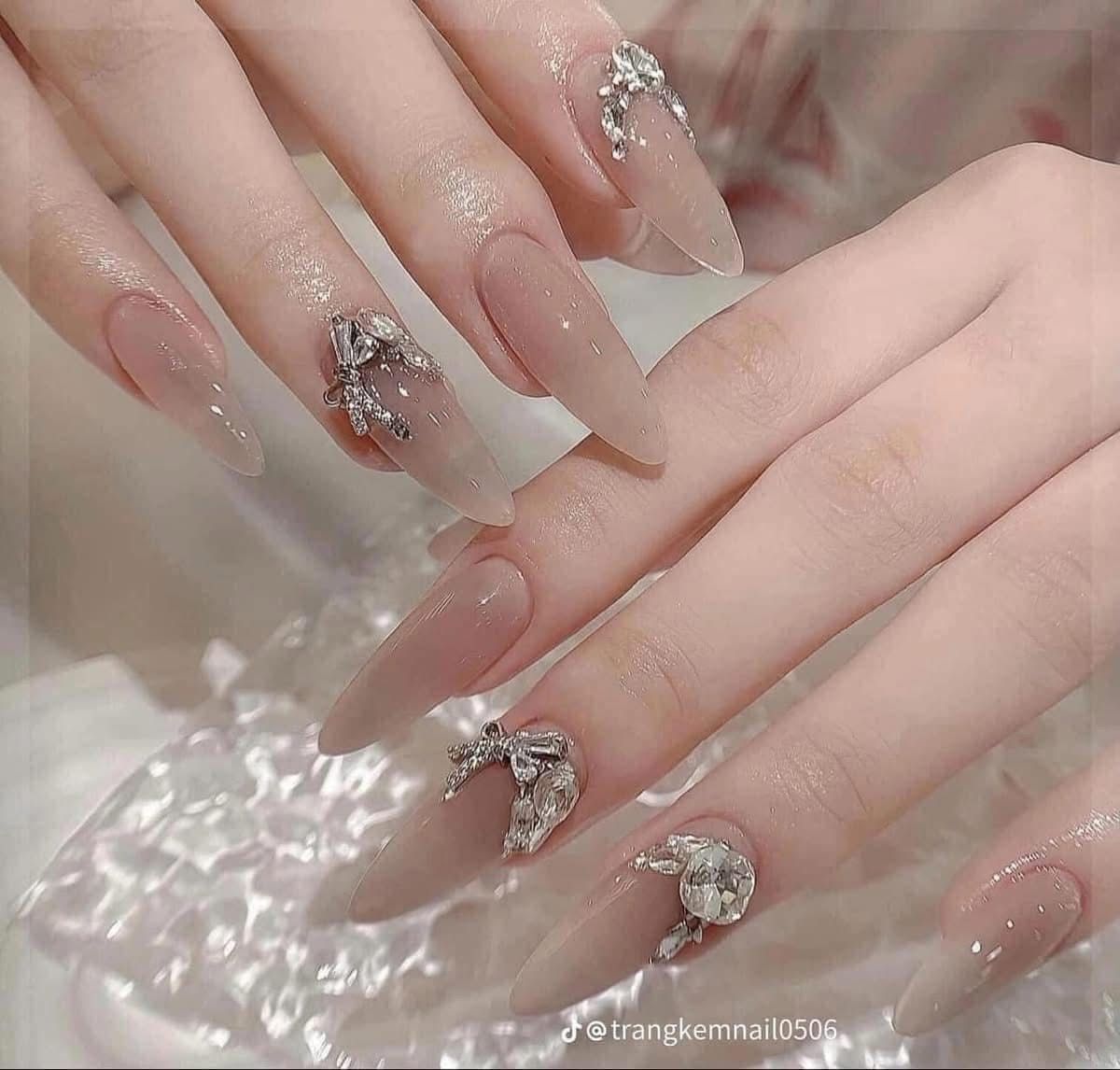 Móng Tay Nhọn Đính Đá: Sang Trọng và Quyến Rũ