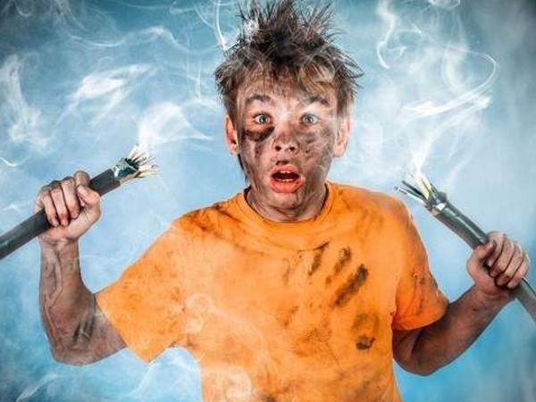 Nằm Mơ Thấy Điện Giật: Điềm Báo Gì? Giải Mã Chi Tiết