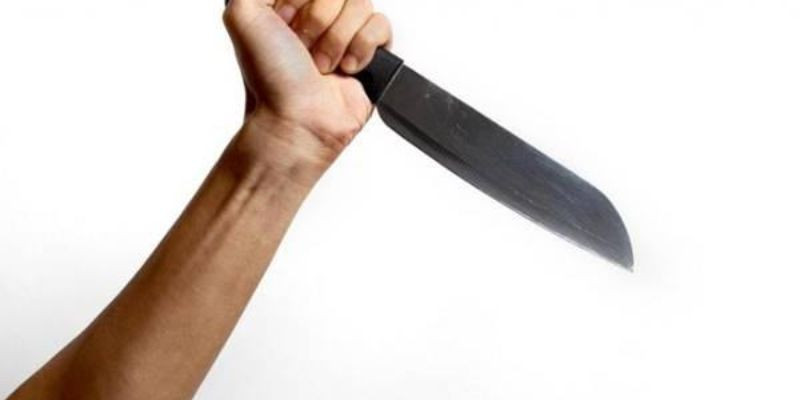 Nằm Mơ Thấy Bị Người Khác Cầm Dao Đâm: Điềm Báo Gì?
