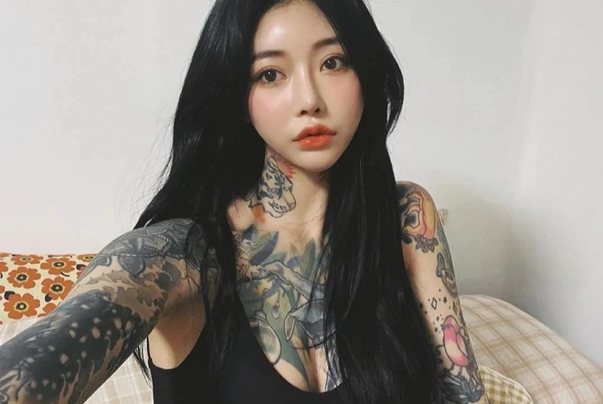 Nên Xăm Mực Đen Hay Mực Màu?
