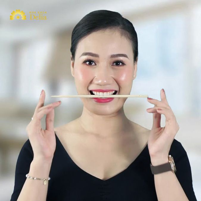 Ngậm bút để có nụ cười đẹp: Bí quyết cho hàm răng đều và nụ cười tự tin Gallery 1