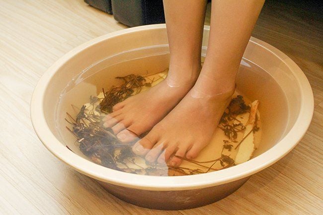 Ngâm chân nước nóng có tác dụng gì?