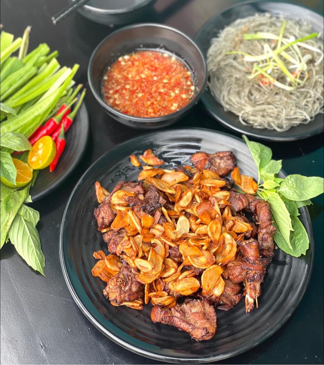 Gà Ngan Cháy Tỏi Gần Đây: Món Ăn Hot Trend