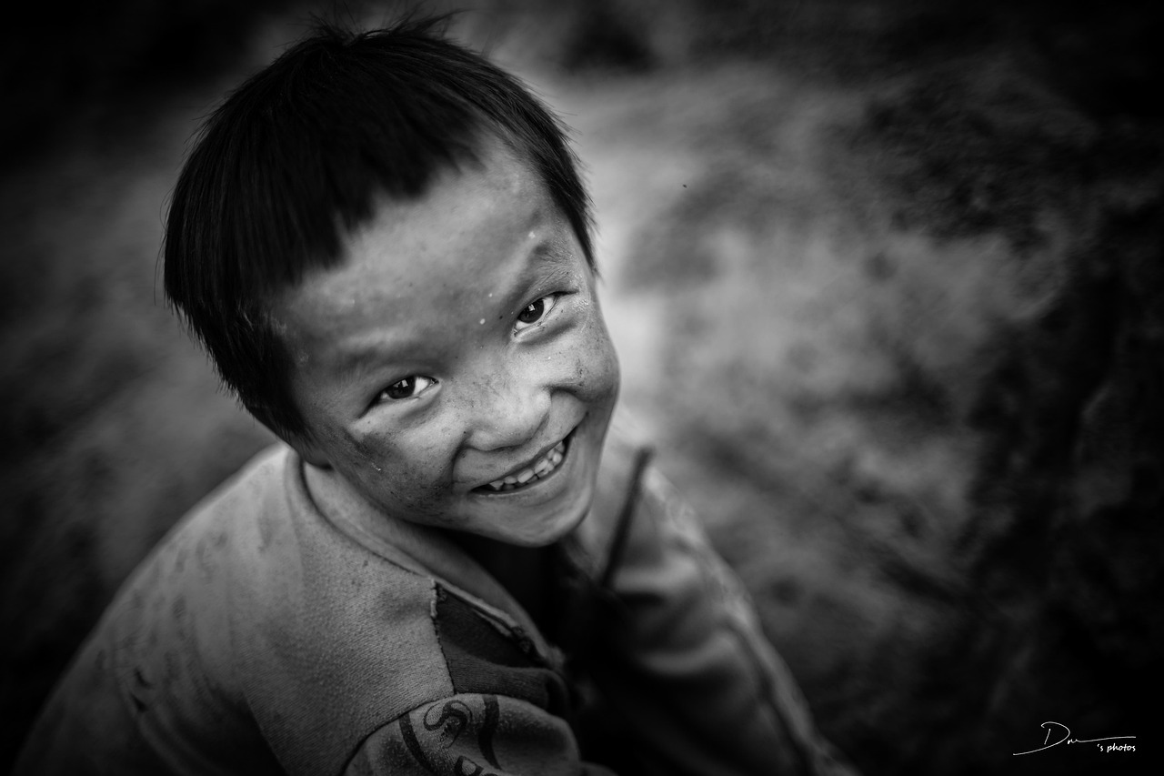 Ảnh trẻ con buồn nghèo