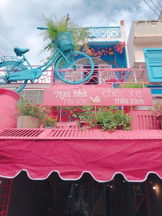 Ngôi nhà màu hồng và chiếc xe màu xanh