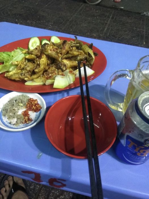 Ngồi nhậu một mình: Tận hưởng sự tĩnh lặng và chiêm nghiệm bản thân