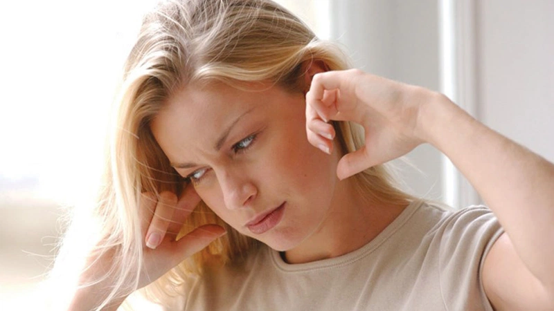 Ngủ dậy bị ù tai: Nguyên nhân và cách khắc phục