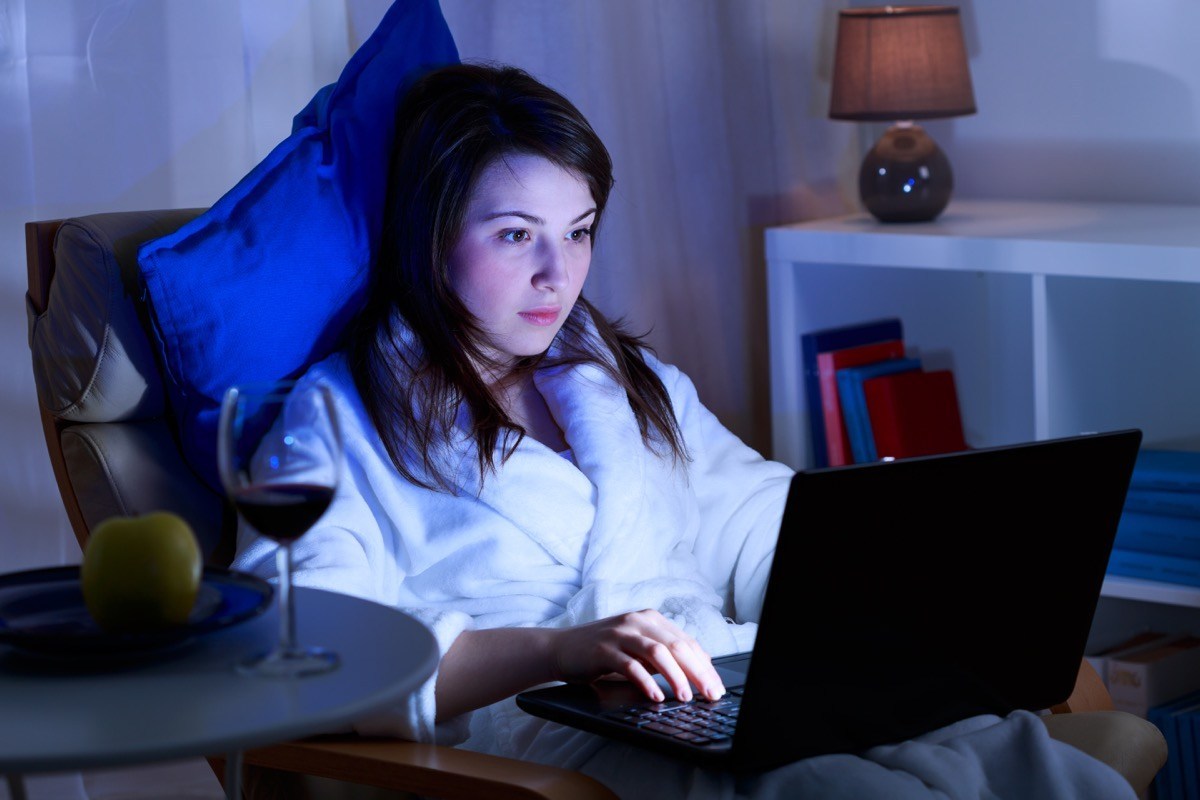 Ngủ dậy muộn có tác hại gì?