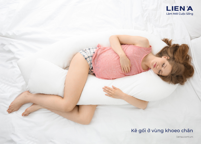 Ngủ gác chân lên gối có tốt không?