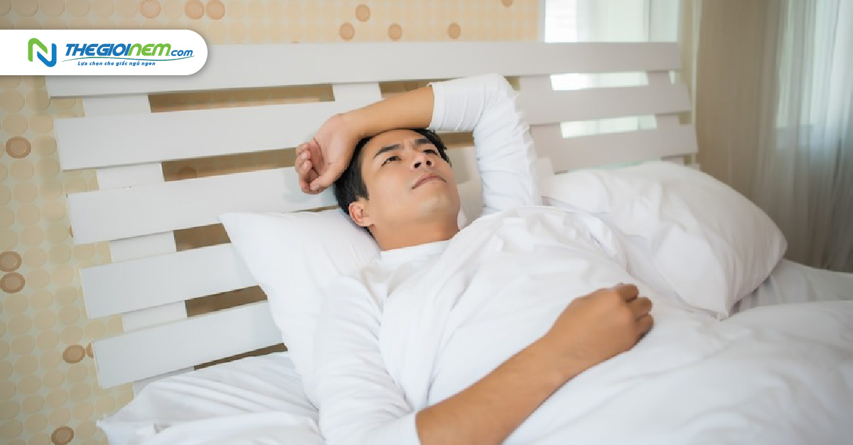Ngủ gác tay lên trán