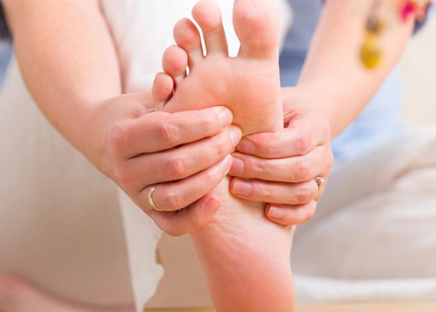 Ngứa lòng bàn chân phải là điềm gì?