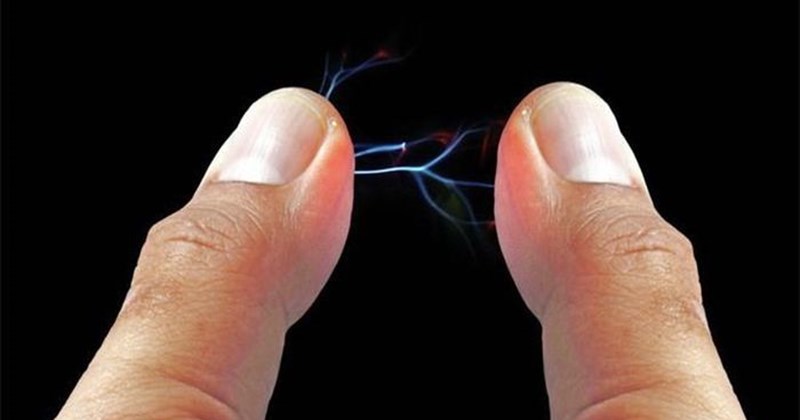 Người bị tích điện: Nguyên nhân, triệu chứng và cách khắc phục