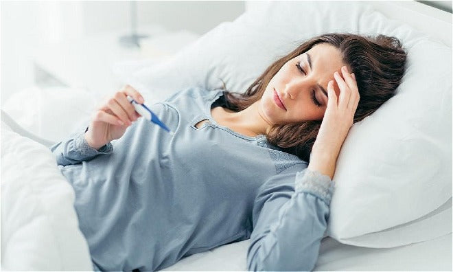 Người lớn bị sốt có nên đắp chăn không?