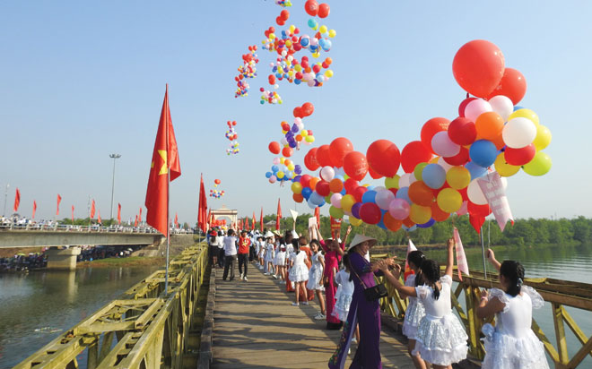 Câu Hò Trên Bến Hiền Lương Gallery 1