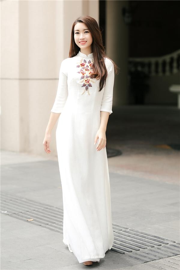 Em Gái Áo Dài Trắng: Hình Ảnh Tinh Khôi Của Việt Nam Gallery 1