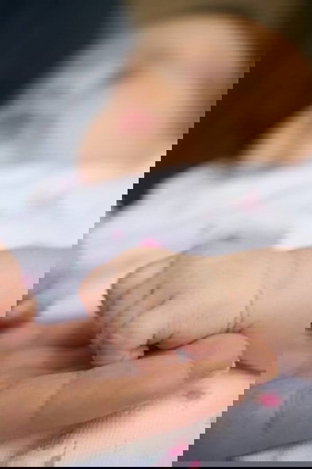 Trẻ 3 tuổi ngủ nắm chặt tay Gallery 1