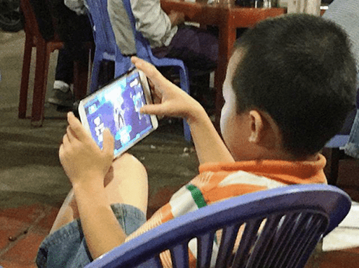 Trẻ em nghiện điện thoại: Nguyên nhân, hậu quả và cách giải quyết Gallery 1