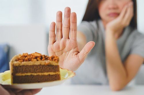 Nhạt miệng buồn nôn: Nguyên nhân và cách khắc phục