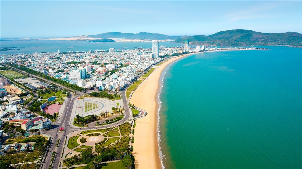 Tắm Biển Quy Nhơn: Thiên Đường Biển Xanh Mát Mẻ Gallery 1