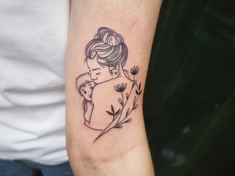Hình Xăm Người Mẹ Ôm Con: Biểu Tượng Tình Mẫu Tử Thiêng Liêng Gallery 2