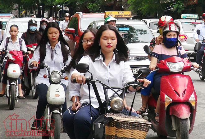 Học sinh đi xe đạp điện không đội mũ bảo hiểm: Nguy hiểm khôn lường và hậu quả pháp lý Gallery 1