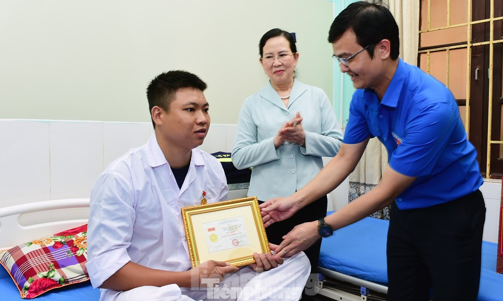 Nữ Thanh Niên Trí Thức Dũng Cảm: Hình ảnh của sự kiên cường và trí tuệ Gallery 2