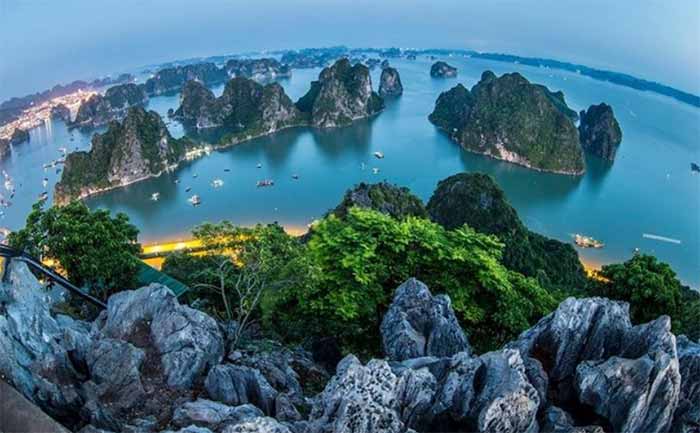 Núi gì bên Vịnh Hạ Long?