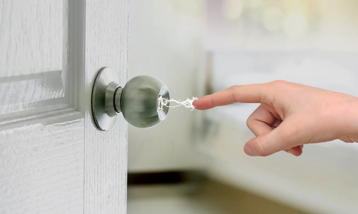 Phòng bị nhiễm điện: Nguyên nhân, dấu hiệu và cách khắc phục