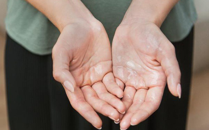 Ra Mồ Hôi Tay Chân Vào Mùa Đông: Nguyên Nhân và Cách Khắc Phục