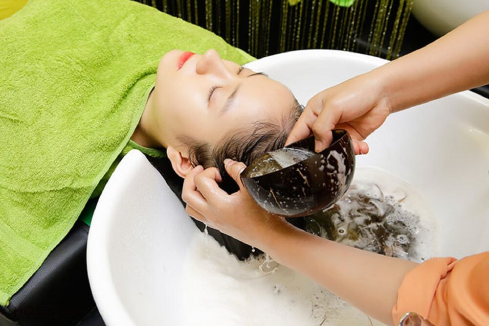 Sinh xong bao lâu được gội đầu?