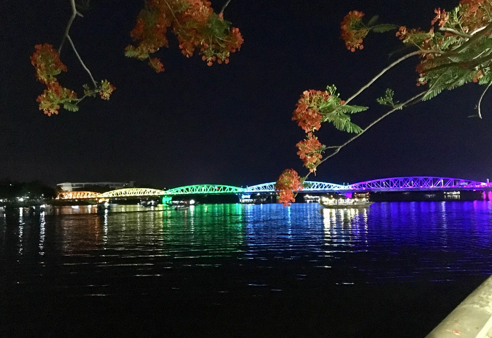 Sông Hương Về Đêm: Huyền Ảo Và Thơ Mộng